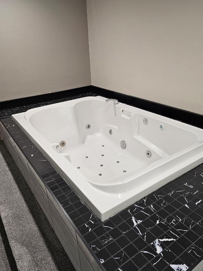 Western Budget Motel #1 Leduc/Nisku ภายนอก รูปภาพ